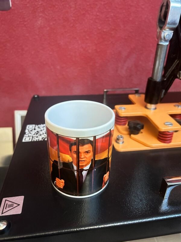 Pedro tras las rejas taza - Image 3