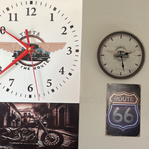 Reloj de pared tinta on the route