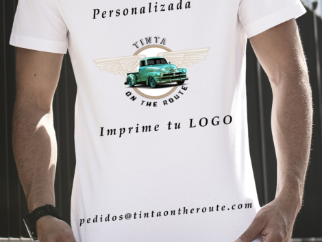 hombre con camiseta personalizadat